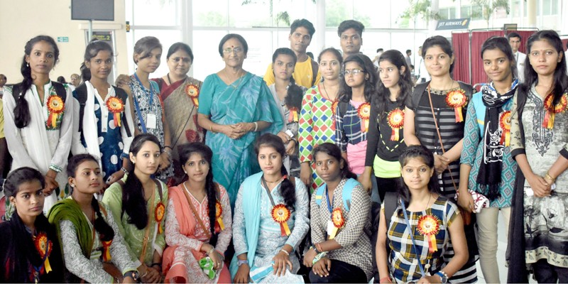 UPCM मंत्रिमंडल की महिला कल्याण व पर्यटन मंत्री ने राजकीय आवासित छात्रों को होटल मैनेजमेन्ट डिप्लोमा कोर्स करने हेतु बंगलूरू रवाना किया