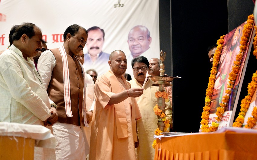 UPCM BJP पिछड़ा वर्ग मोर्चा की सामाजिक प्रतिनिधि बैठक कार्यक्रम का शुभारम्भ करते हुए