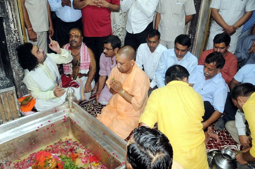 UPCM वाराणसी काशी विश्वनाथ मंदिर में दर्शन-पूजन करते हुए