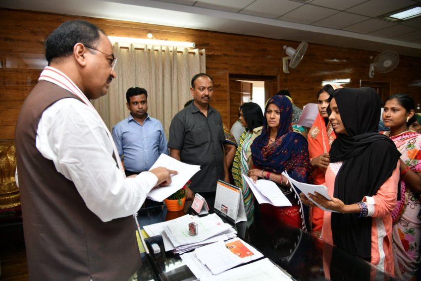 UP_Dy_CM से जनसुनवाई के दौरान दो सौ से अधिक लोगों ने मुलाकात की