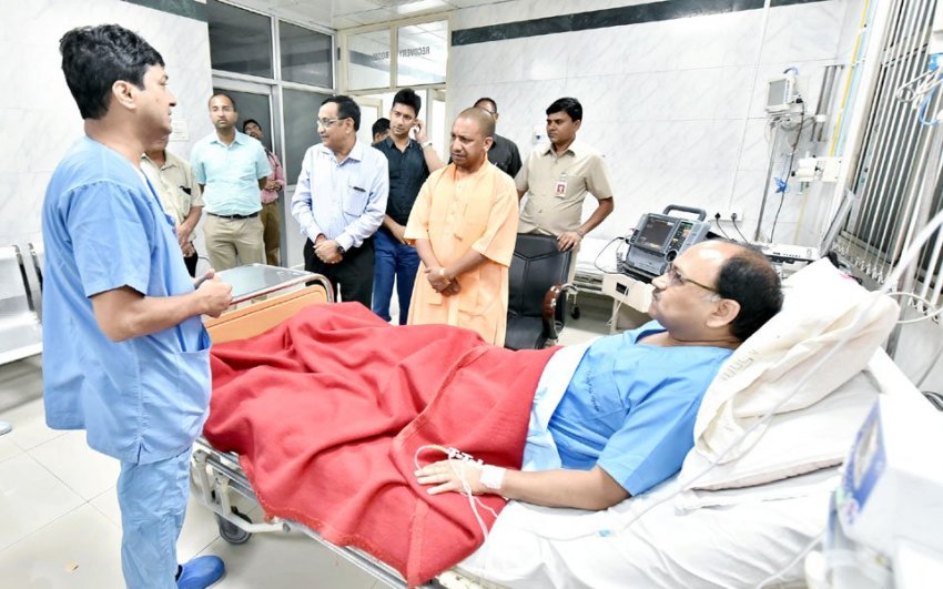 UPCM स्वास्थ्य मंत्री का स्वास्थ्य जानने डॉ. राम मनोहर लोहिया अस्पताल पहुंचे