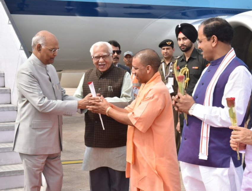 UPCM लखनऊ एअरपोर्ट पर राष्ट्रपति रामनाथ कोविंद का स्वागत करते हुए