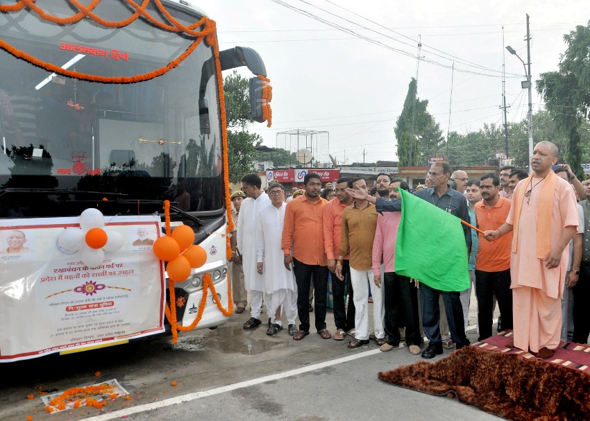 UPCM गोरखनाथ मंदिर परिसर से बस को हरी झंडी दिखा कर रवाना करते हुए