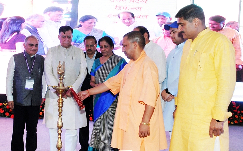 UPCM और केन्द्रीय रक्षा मंत्री ने UP-डिफेन्स इण्डस्ट्रियल कॉरिडोर इन्वेस्टर्स समिट का शुभारम्भ किया