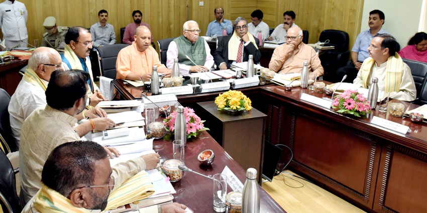 राज्यपाल बैठक में अपने विचार व्यक्त करते हुए