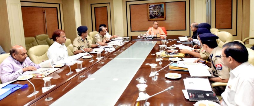 UPCM शास्त्री भवन में कारागार प्रशासन और सुधार विभाग की समीक्षा बैठक करते हुए