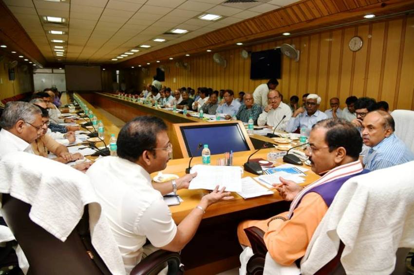 UP_Dy_CM ने PWD के अधिकारियों के साथ विभागीय कार्यों की समीक्षा बैठक की