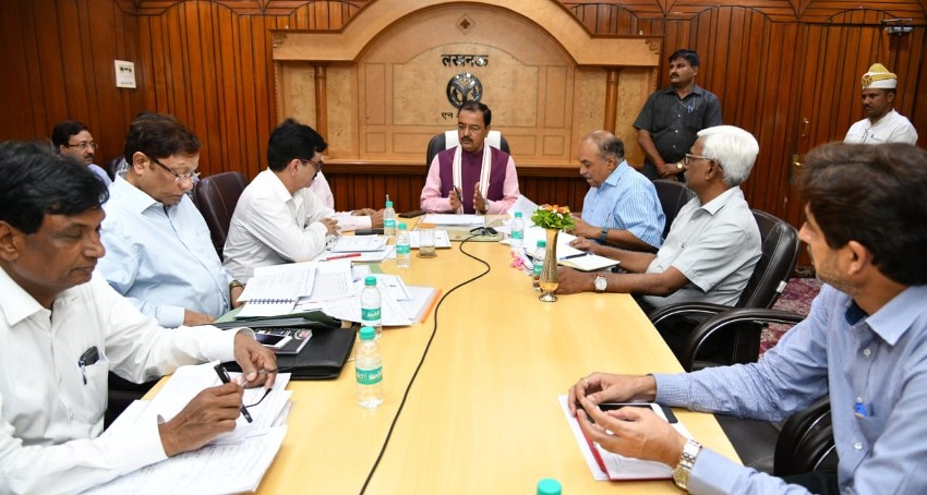 UP_Dy_CM ने कुम्भ मेले में नगर विकास और PWD के समस्त कार्यों में तेजी लाने के निर्देश दिए