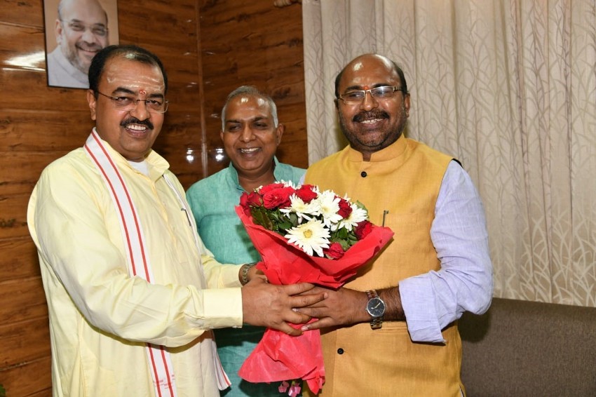 UP_Dy_CM से लैकफेड के नव निर्वाचित सभापति वीरेन्द्र कुमार तिवारी ने मुलाकात की