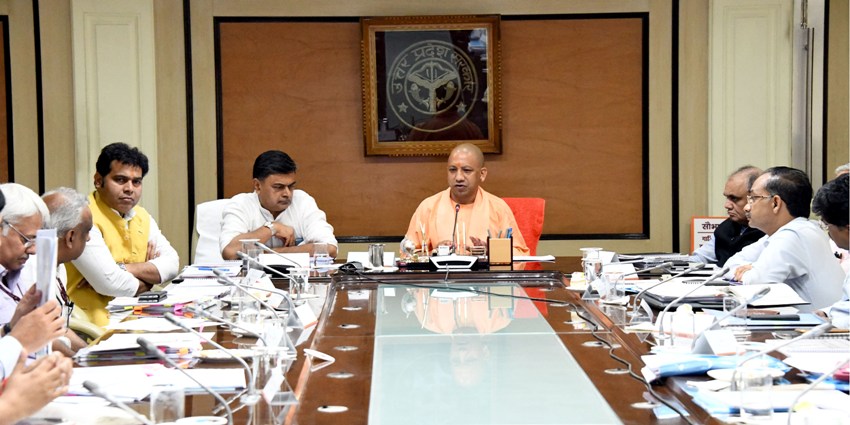 UPCM प्रदेश में सौभाग्य योजना के तहत कराए जा रहे विद्युतीकरण कार्य की समीक्षा बैठक करते हुए