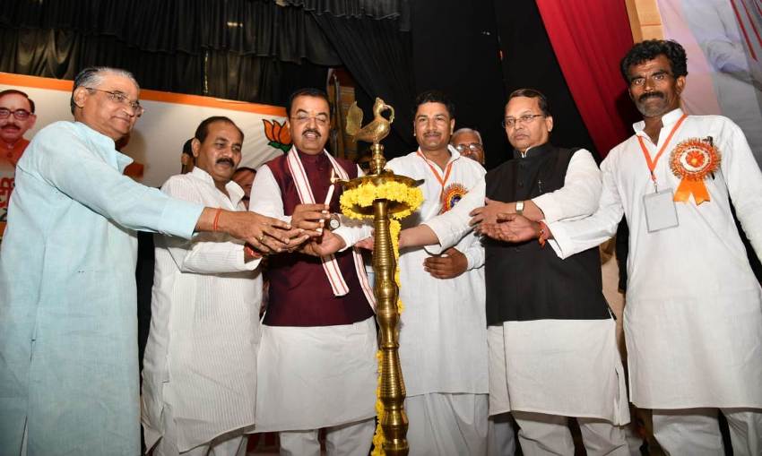 UP_Dy_CM ने संत नामदेव के जयकारे के साथ 'दर्जी समाज' को सम्बोधित किया