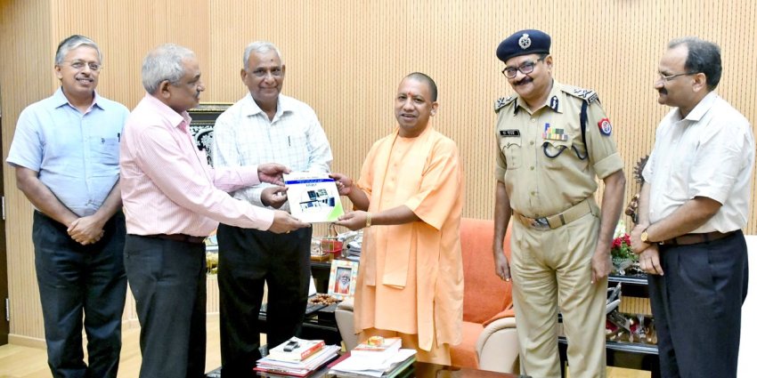 UPCM को 3 सदस्यीय कमेटी कारागार सुधार से संबंधित रिपोर्ट सौंपते हुए