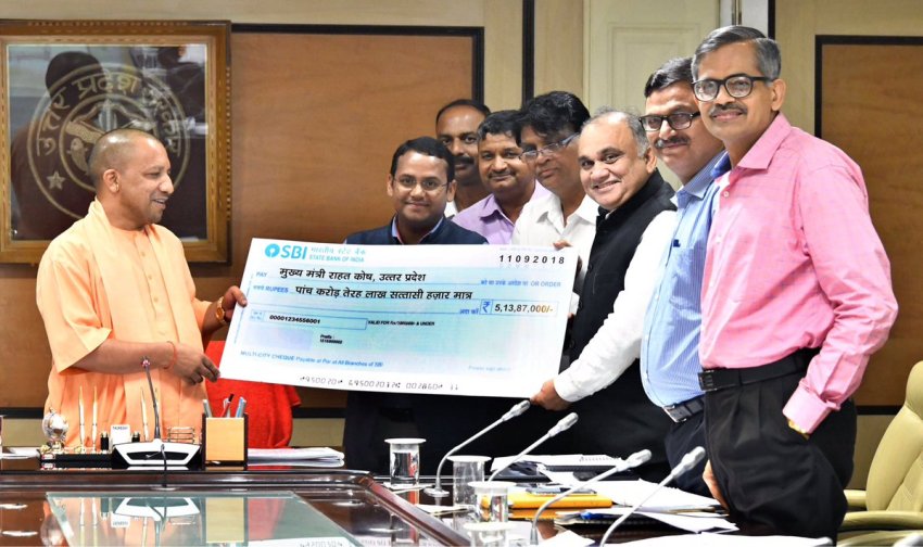 UPCM को केरल में बाढ़ प्रभावितों के सहायतार्थ विभिन्न जनपदों से एकत्रित धनराशि का चेक भेंट किया