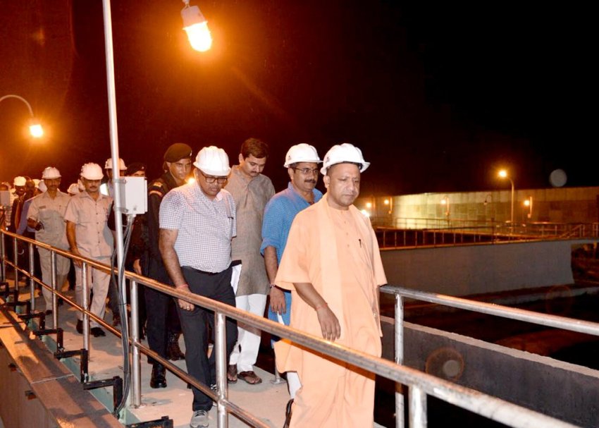 UPCM वाराणसी भ्रमण के दौरान रात्रि में विभिन्न परियोजनाओं का स्थलीय निरीक्षण करते हुए