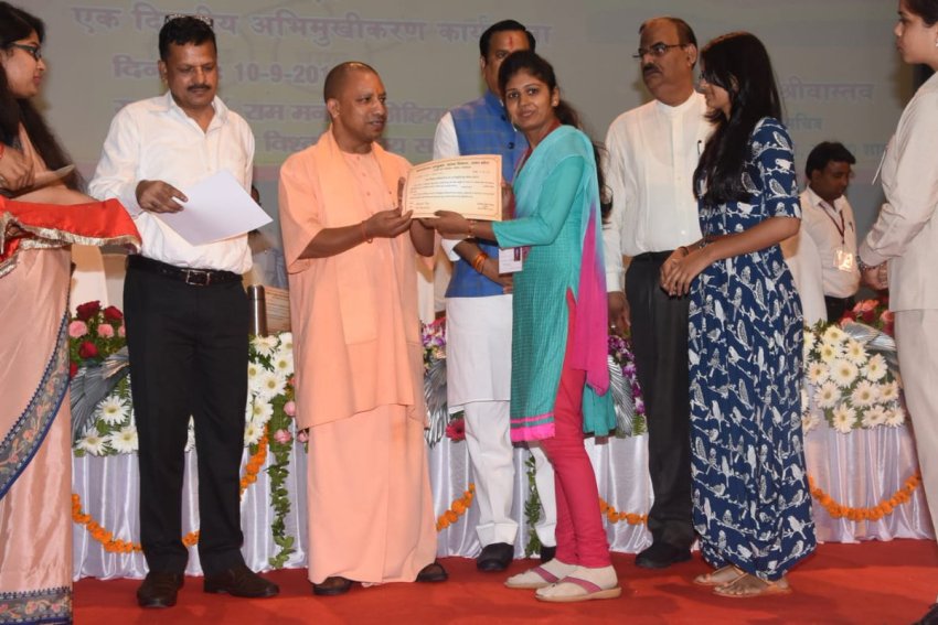 UPCM ग्राम विकास अधिकारियों को नियुक्ति पत्र प्रदान करते हुए