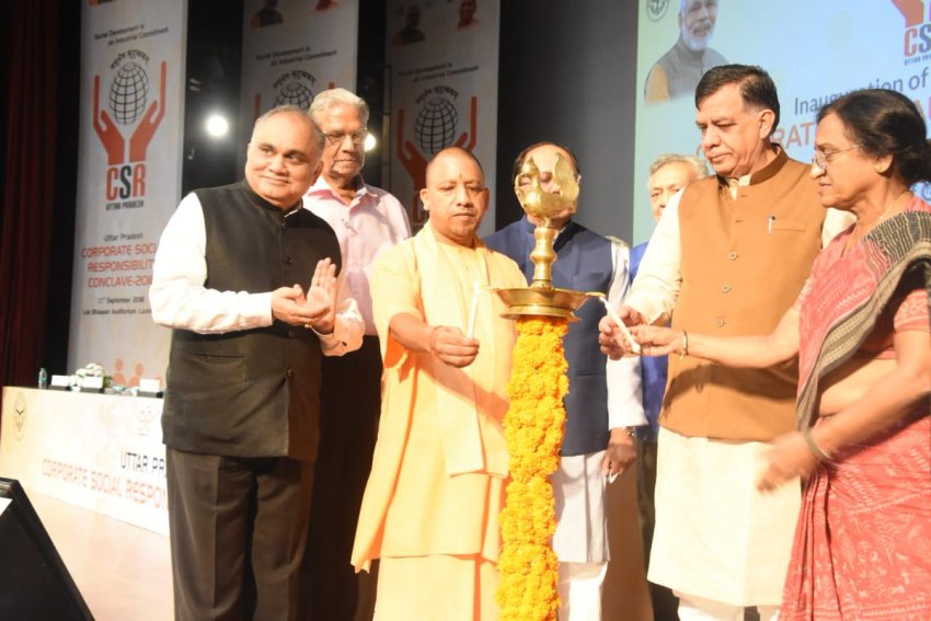 UPCM ‘काॅरपोरेट सोशल रिस्पाॅन्सिबिलिटी काॅन्क्लेव-2018’ का शुभारम्भ करते हुए