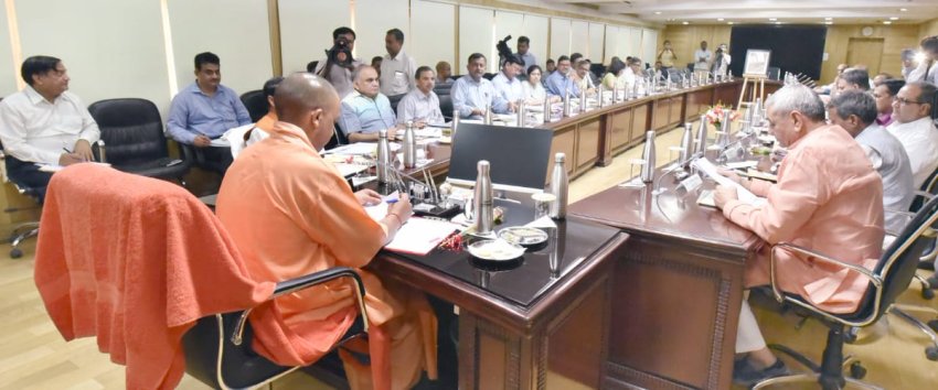 UPCM शास्त्री भवन में महात्मा गांधी की 150वीं जयन्ती के भव्य आयोजन हेतु राज्य स्तरीय कार्यकारी समिति के साथ बैठक करते हुए
