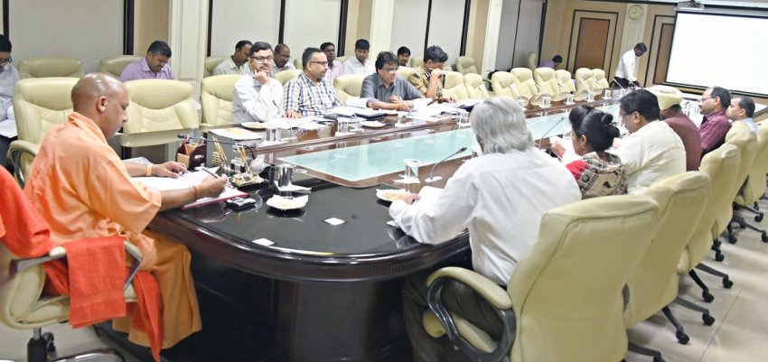 UPCM उत्तर प्रदेश राज्य आपदा प्रबन्ध प्राधिकरण के शासी निकाय की बैठक करते हुए
