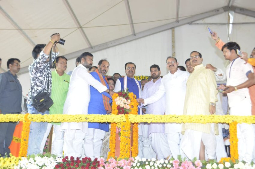UP_Dy_CM ने गोंडा में 500 करोड़ रू. की लागत के निर्माण कार्यों का शिलान्यास और लोकार्पण किया