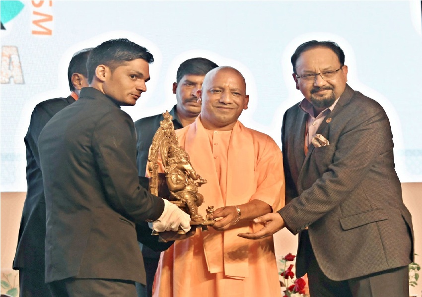 UPCM को F.H.R.A.I. के 53वें वार्षिक कन्वेन्शन के उद्घाटन समारोह स्मृति भेंट करते हुए