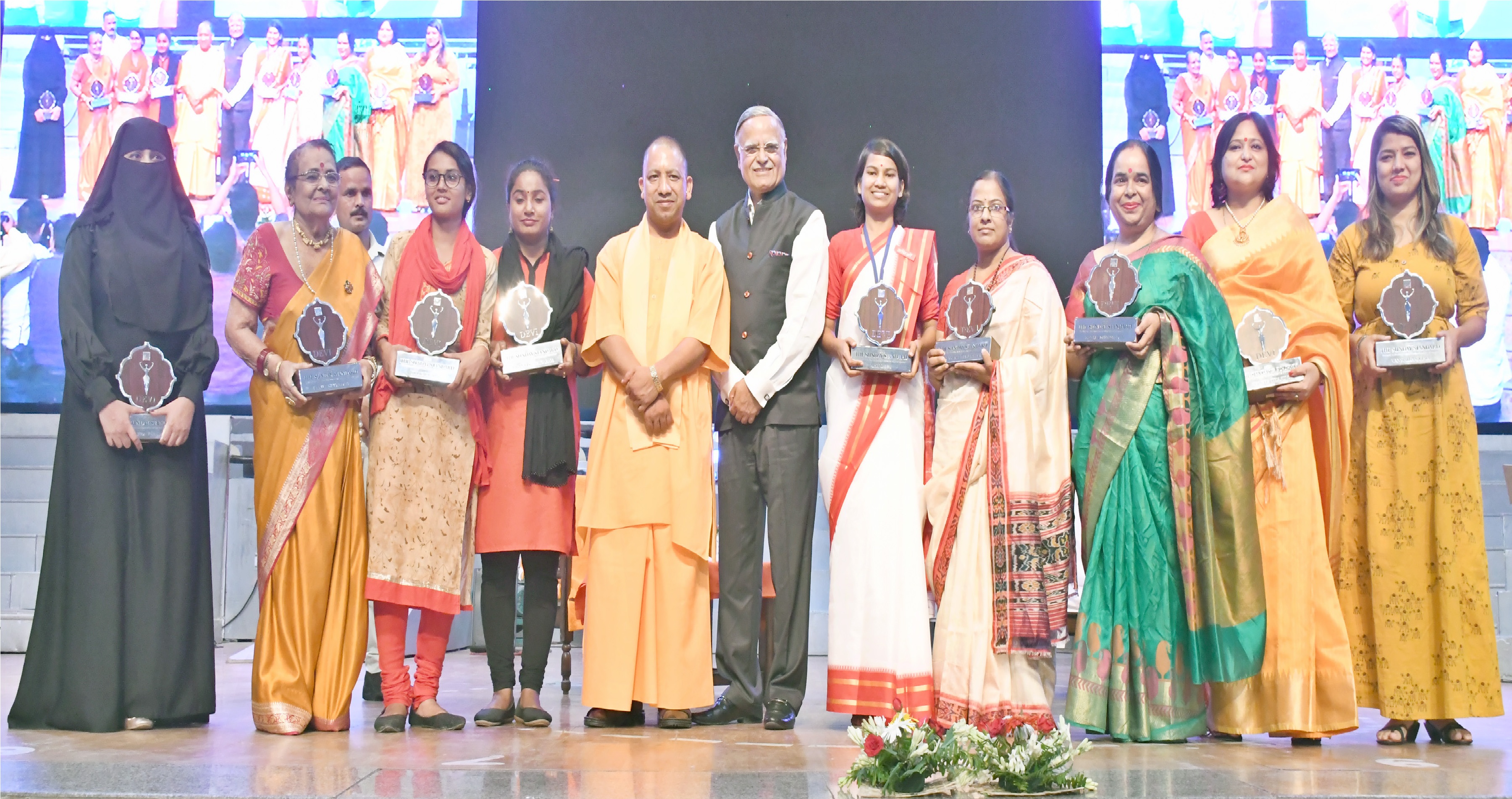 UPCM ने प्रदेश के विभिन्न क्षेत्रों में विशिष्ट कार्य करने वाली महिलाओं को देवी अवार्ड से सम्मानित किया