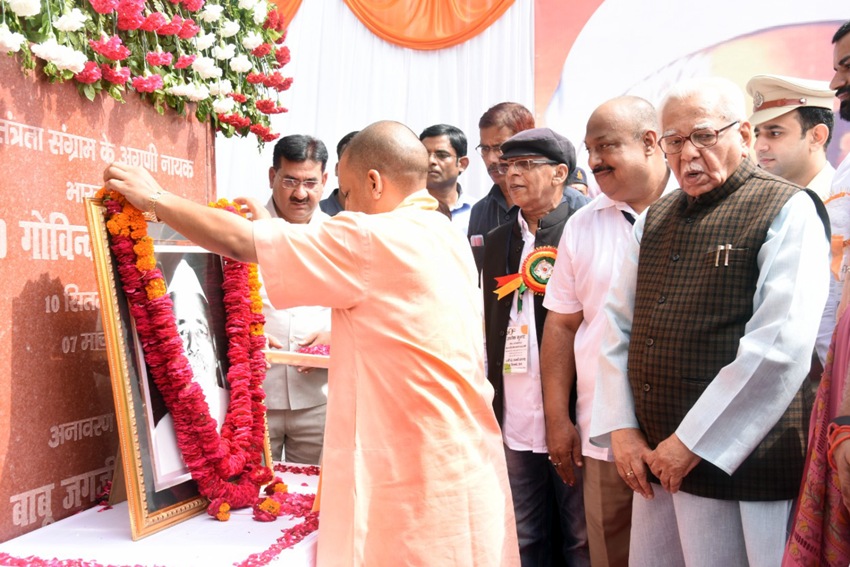 UPCM लोकभवन UP के प्रथम मुख्यमंत्री भारत रत्न' पंडित गोविन्द बल्लभ पन्त की 131वीं जयंती पर उनकी प्रतिमा पर माल्यार्पण करते हुए