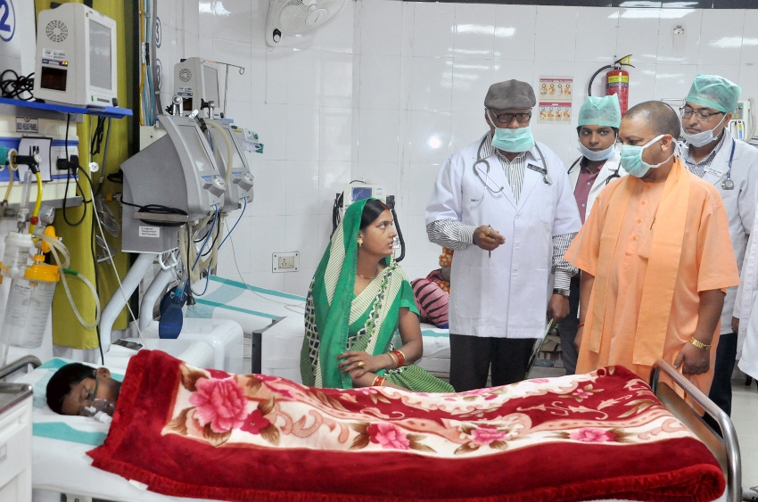 UPCM ने गोरखपुर में जिला चिकित्सालय के निरीक्षण के दौरान मरीजों को फल वितरित किए