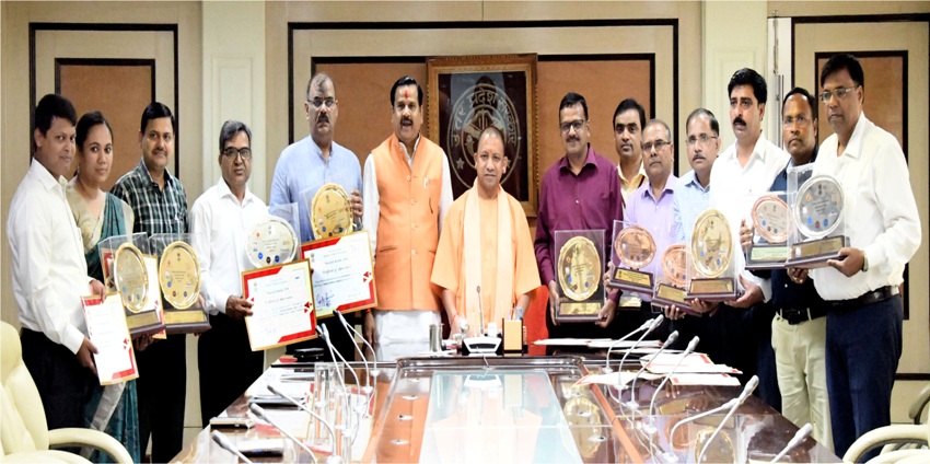 UPCM से केन्द्रीय ग्रामीण विकास मंत्रालय द्वारा पुरस्कृत अधिकारियों ने मुलाकात करते हुए