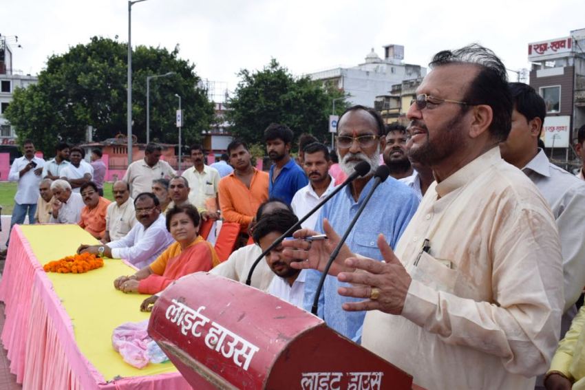 UPCM मंत्रिमण्डल के नगर विकास मंत्री ने समस्त नगर निकायों में सफाई अभियान चलाये जाने के निर्देश दिए