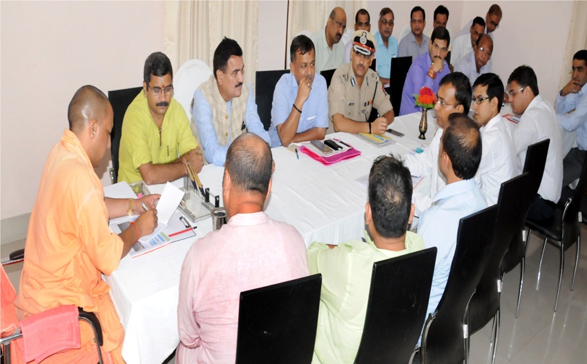 UPCM ने वाराणसी में विकास कार्यों की प्रगति की समीक्षा बैठक की