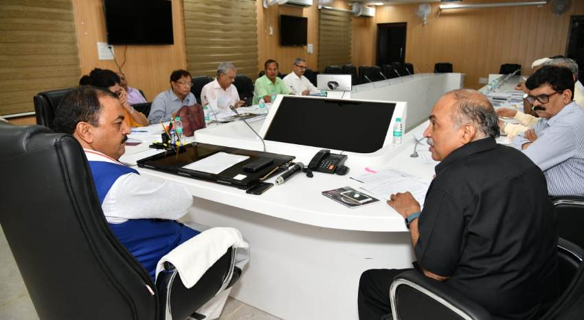 UP_Dy_CM ने लोक निर्माण विभाग के कार्यों की समीक्षा बैठक की