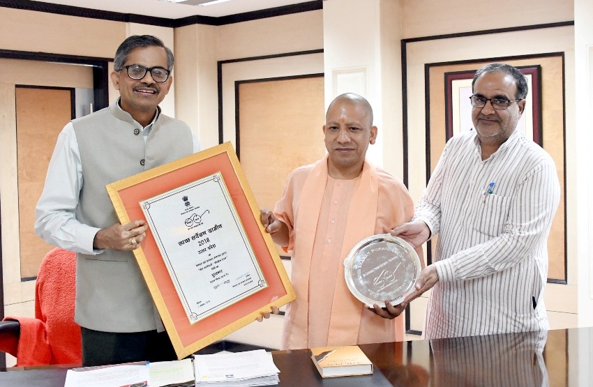 UPCM सरकार को PM-मोदी ने स्वच्छ सर्वेक्षण (ग्रामीण)-2018 के तहत पुरस्कार प्रदान किया