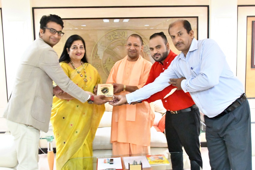 UPCM से शास्त्री भवन में प्रसिद्ध गायिका अनुराधा पौडवाल ने मुलाकात की 