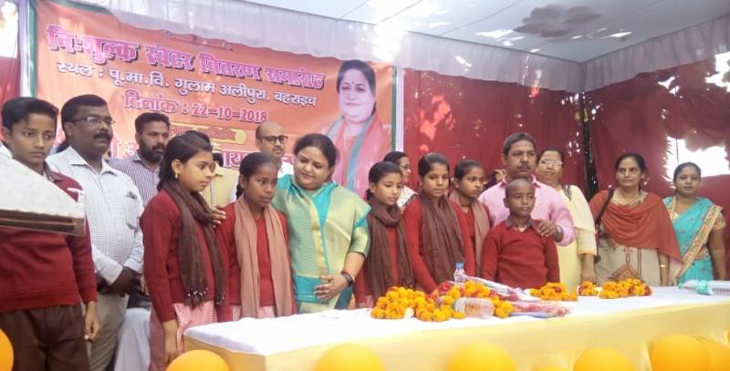 UPCM मंत्रिमंडल की राज्यमंत्री बेसिक शिक्षा ने बहराइच में 135 छात्र-छात्राओं को स्वेटर वितरण किया
