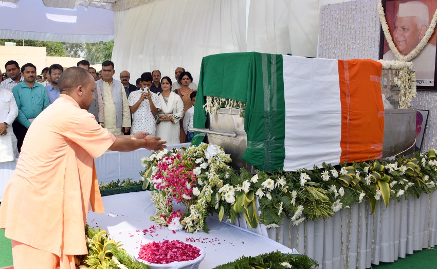 UPCM ने पूर्व CM स्व. नारायण दत्त तिवारी के पार्थिव शरीर पर पुष्पांजलि अर्पित की