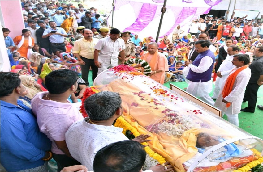 UPCM कौशाम्भी में UP_Dy_CM के पिता के निधन पर उन्हें श्रद्धांजलि अर्पित करते हुए