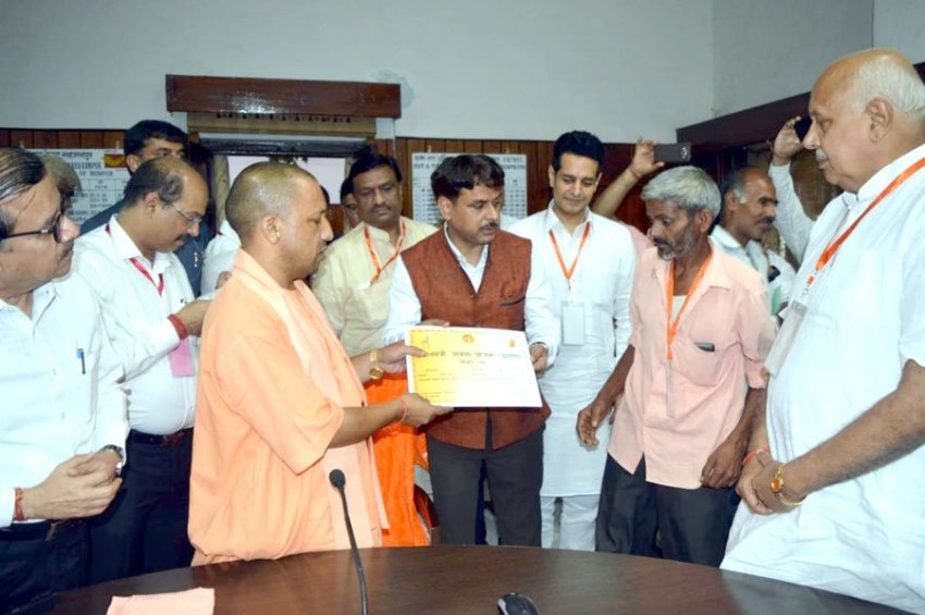 UPCM ने सहारनपुर में विभिन्न जनकल्याणकारी योजनाओं के लाभार्थियों को प्रमाण-पत्र प्रदान किए