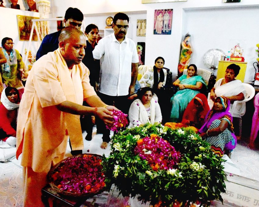 UPCM पूर्व पुलिस महानिदेशक श्रीराम अरूण के निधन पर उनके पार्थिव शरीर पर पुष्पचक्र अर्पित कर श्रद्धांजलि देते हुए