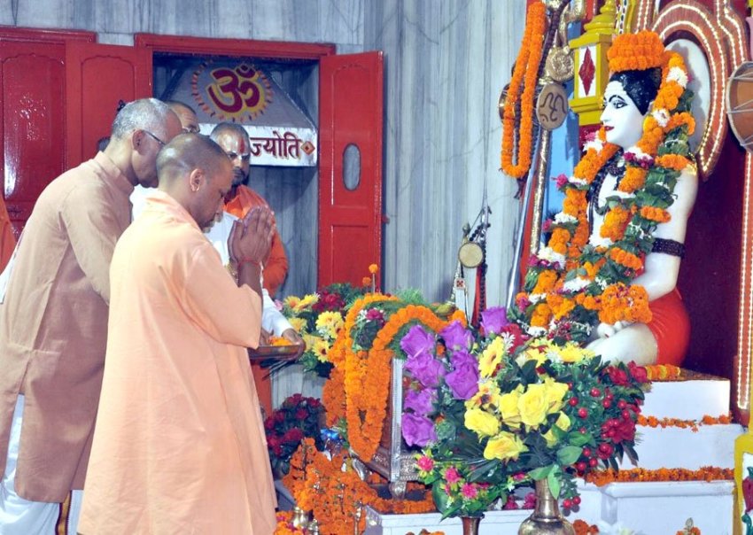 UPCM शारदीय नवरात्र के पावन पर्व पर प्रथम दिन गोरखनाथ मंदिर में पूजा अर्चना करते हुए