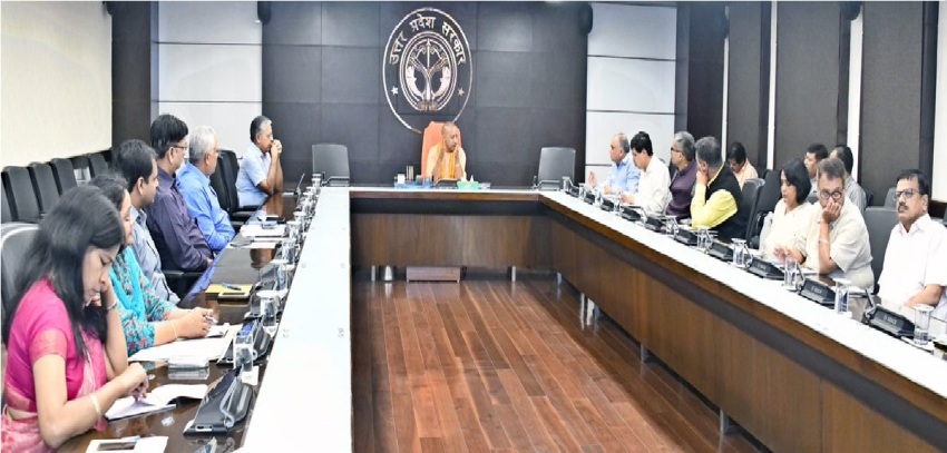 UPCM लोक भवन में लाभार्थियों को राशन कार्ड के माध्यम से अन्य सुविधाएं उपलब्ध कराने के संबंध में बैठक करते हुए