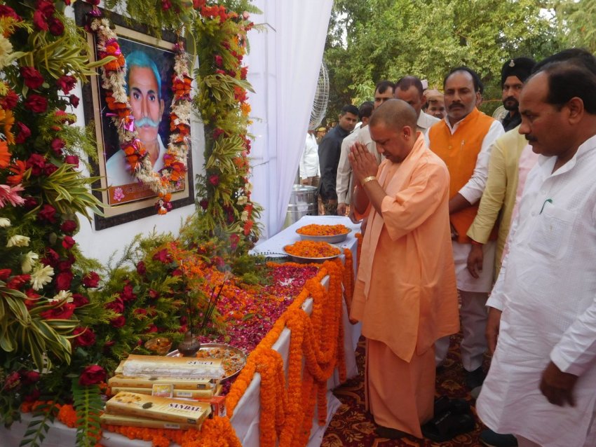 UPCM वन एवं पर्यावरण मंत्री के आजमगढ़ स्थित पैतृक आवास पर उनके पिता स्व. राम किशुन चौहान के प्रति श्रद्धासुमन अर्पित करते हुए