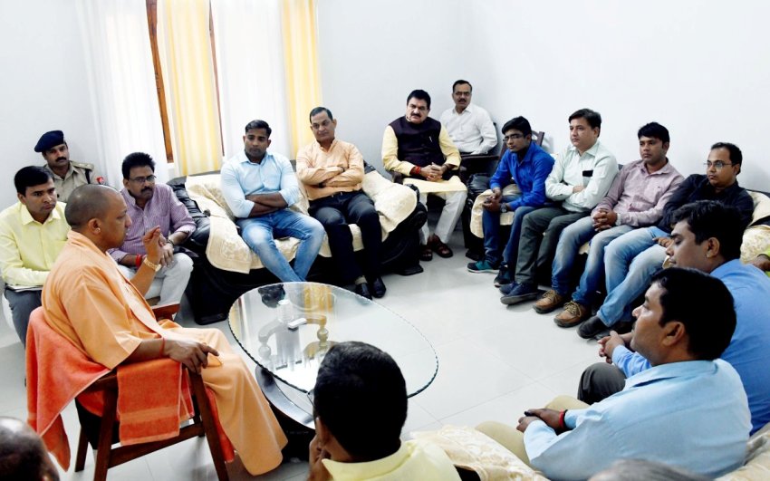 UPCM जनपद वाराणसी में इलेक्ट्रॉनिक मीडिया के प्रतिनिधियों के साथ बैठक करते हुए
