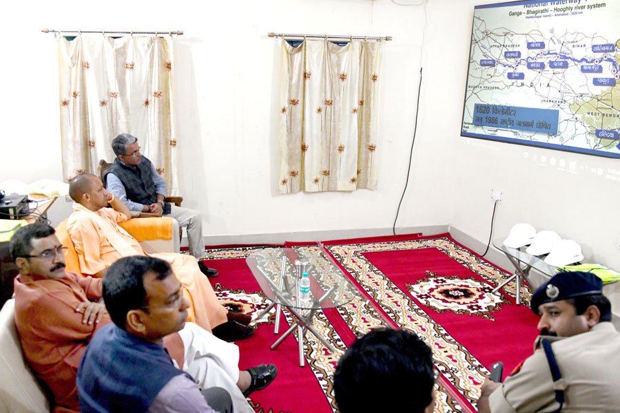 UPCM वाराणसी में भारतीय अंतर्देशीय जलमार्ग प्राधिकरण राष्ट्रीय जलमार्ग संख्या-1 के प्रेजेंटेशन का अवलोकन करते हुए