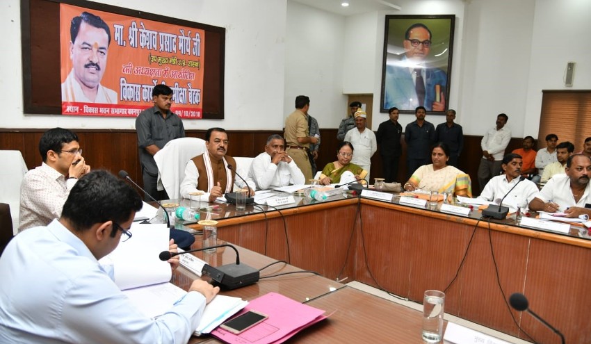 UP_Dy_CM ने कानपुर नगर की विकास कार्यों की समीक्षा बैठक की