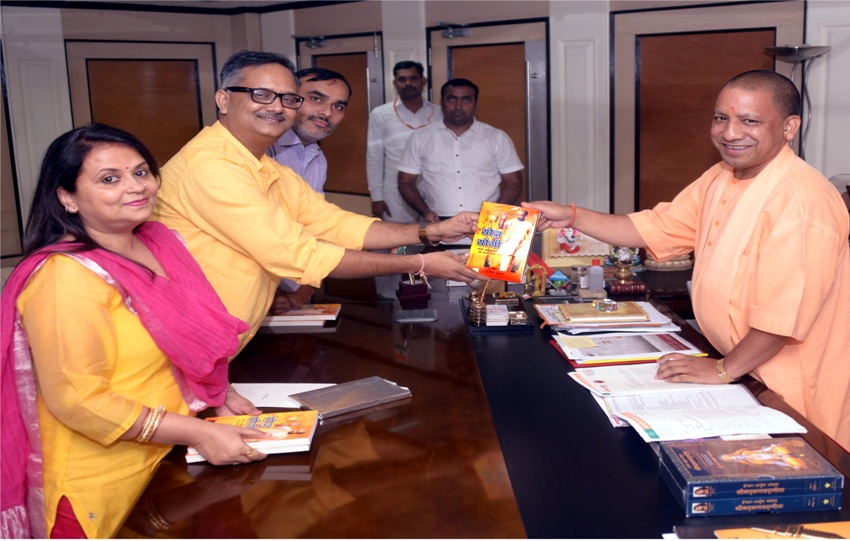 UPCM को प्रवीण कुमार ने अपनी पुस्तक ‘योद्धा योगी’ की प्रति भेंट की