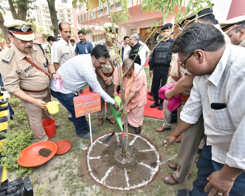 UPCM नवनिर्मित कारागार मुख्यालय भवन में पौधा रोपित करते हुए
