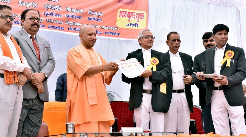 UPCM सिविल कोर्ट बार एसोसिएशन के अधिवक्ताओं को प्रमाण पत्र प्रदान करते हुए