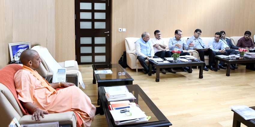 UPCM अपने आवास पर बुन्देलखण्ड में पेयजल योजनाओं के सम्बन्ध में प्रस्तुतिकरण देखते हुए