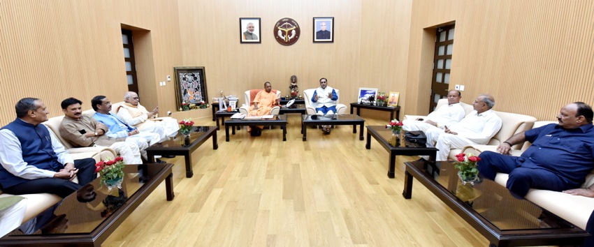UPCM से गुजरात के मुख्यमंत्री विजय रूपाणी मुलाकात करते हुए