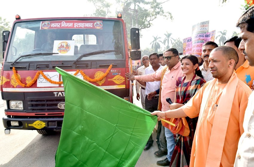 UPCM ने इलाहाबाद में आजीविका ग्रामीण एक्सप्रेस योजना के तहत लाभार्थियों को वाहन प्रदान किए